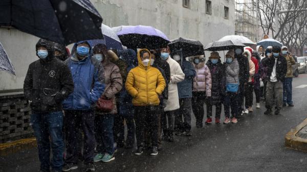 2022年3月18日，北京一处居民区的居民正被要求做核酸检测。（图片来源： Andrea VerdelliGetty Images）