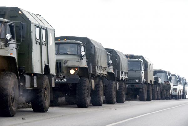 2月23日，俄罗斯军用卡车停在该国南部与顿涅茨克接壤的罗斯托夫地区。（STRINGER/AFP/Getty Images）