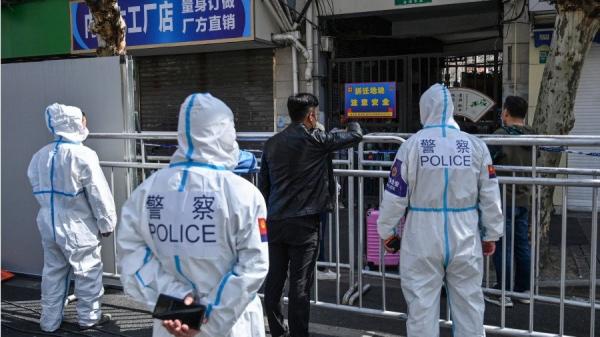 上海极端封城政策下悲剧不断（图片来源：HECTOR RETAMAL/AFP via Getty Images）