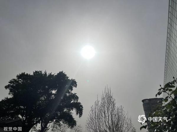 北京今年3次出现“蓝太阳”异象。(图片来源:微博截图)