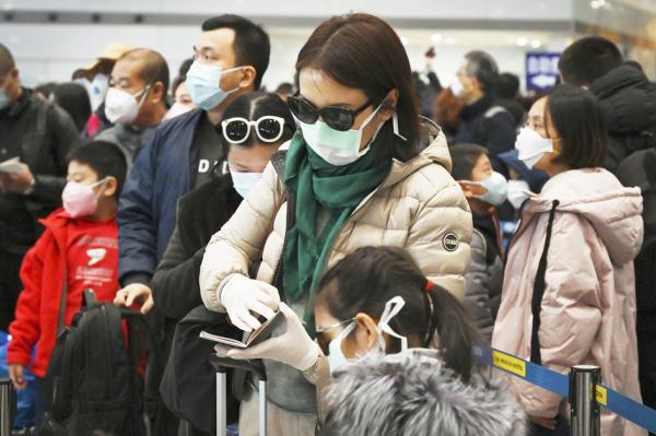 2020年2月1日，北京机场等待通过海关通道的中国人。（Greg Baker/AFP via Getty Images）