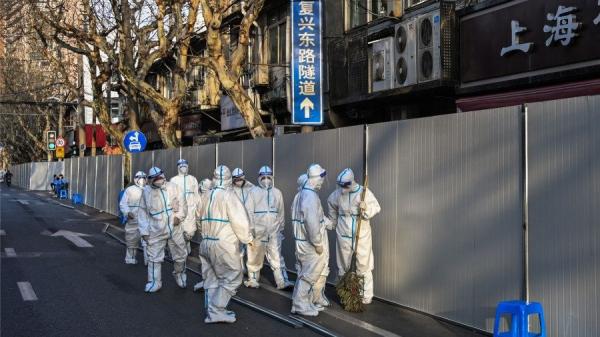 因为防疫政策，上海一街头分外冷清（图片来源：HECTOR RETAMAL/AFP via Getty Images ）