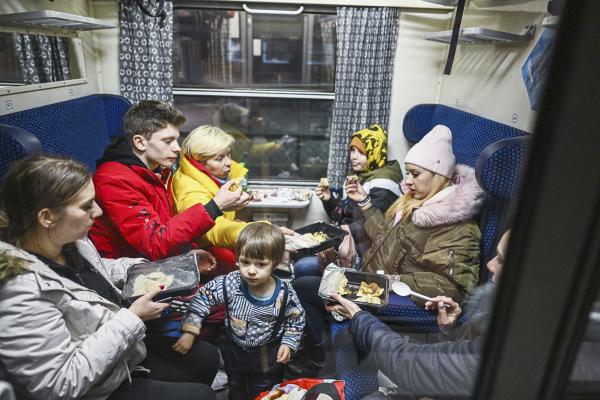 今年2月28日，一乌克兰家庭在为难民安置的火车上用餐。（Omar Marques/Getty Images)