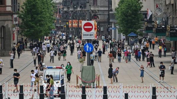 图为2022年6月1日，上海黄浦区在经过两个月的封锁后放松管控。（图片来源：HECTOR RETAMAL/AFP via Getty Images）