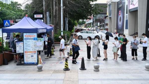 上海当局极端防疫反复封小区致民怨四起，有市民叹“这怎么生活啊！”有市民疯了跪马路中间磕头痛哭，有市民抱怨“出小区要买门票”。（图片来源：Getty Images)