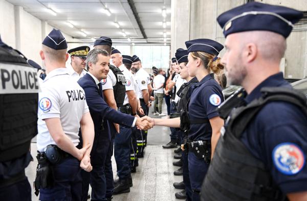 法国内政部长达尔马南10月11日公布备受关注的治安法案——导向及规划法草案。图为马尔马南（左二）今年八月走访巴黎东南郊Créteil警察局。（Photo by ALAIN JOCARD/AFP via Getty Images）