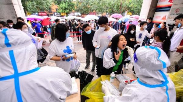 目前大陆疫情多地扩散，单日28个省份沦疫，超19万风险人员在观察期。一辆由乌鲁木齐开往上海的列车多车厢发现感染者，多地紧急寻人。（图片来源：Getty Images)