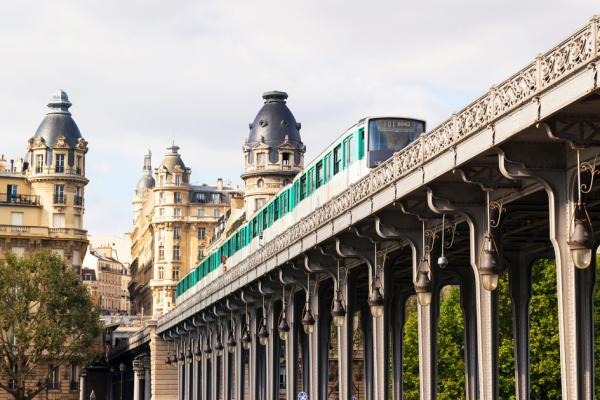 巴黎路面高架桥上的地铁（123RF）