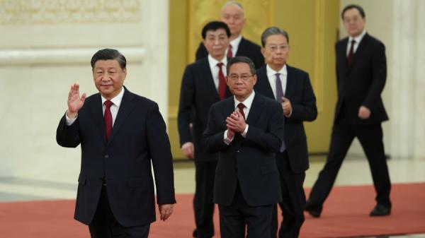 2022年10月23日，习近平（左一）代领中共最高权力机构中央政治局的新一届常委出来与媒体见面。
