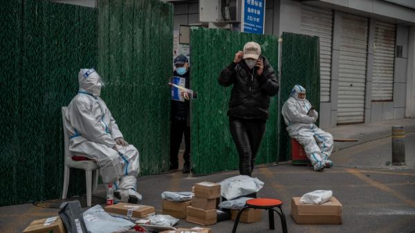 北京一小区被绿铁皮栅栏封住，居民不能外出（图片来源：Kevin Frayer/Getty Images）