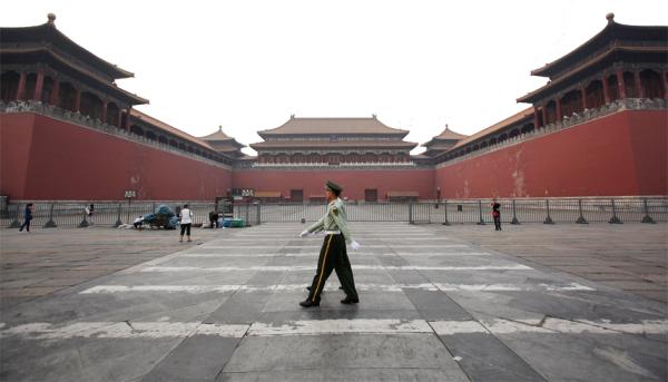 在北京紫禁城前执勤的武警（Feng Li/Getty Images）