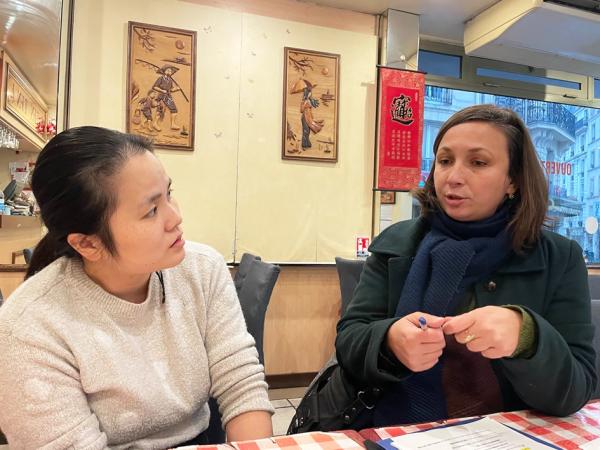 巴黎市政府工作人员在东东餐厅（左）和海碗居（右）做问卷调查。（摄影：林莲怡/看中国）