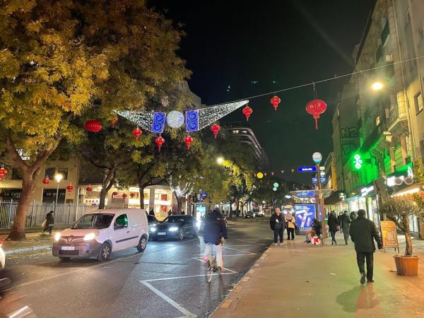 美丽城街上的圣诞彩灯和灯笼