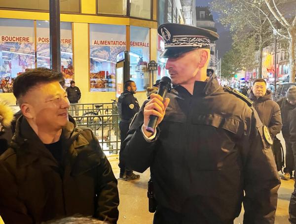 巴黎20区警察局长赫贡（右）致辞。