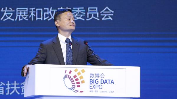 2018年5月27日，马云在贵州举行的2018中国国际大数据产业博览会“精准扶贫”高端对话上发表演讲。（图片来源：VCG/VCG via Getty Images）