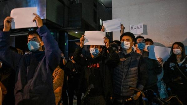 上海年轻人参与白纸运动抗议中共清零政策（图片来源：HECTOR RETAMAL/AFP via Getty Images）