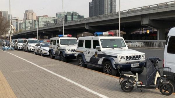 在乌鲁木齐发生致命火灾后，抗议者上街抗议，11月28日警车停在北京的一条街道上。（图片来源： Getty Images）