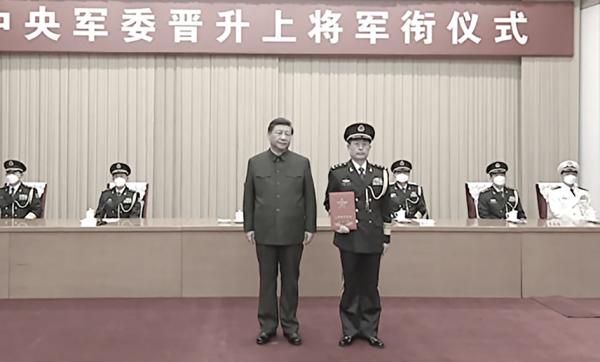 2023年1月18日，习近平在北京给刚升任中部战区司令的黄铭颁授上将军衔。
