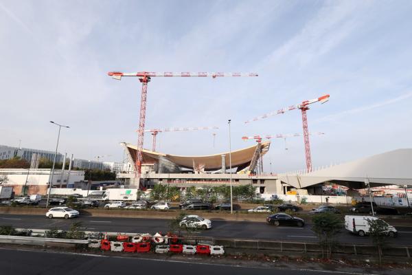 正在建设中的奥林匹克水上运动场，是将举办艺术游泳、跳水和水球比赛的场馆。（Richard Heathcote/AFP via Getty Images）