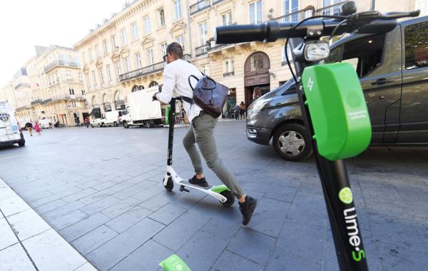 法国西南部城市波尔多一男子正在使用电动滑板。（MEHDI FEDOUACH/AFP via Getty Images）