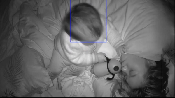 1岁宝宝喂水照料生病的妈妈的一幕被摄像机拍下。