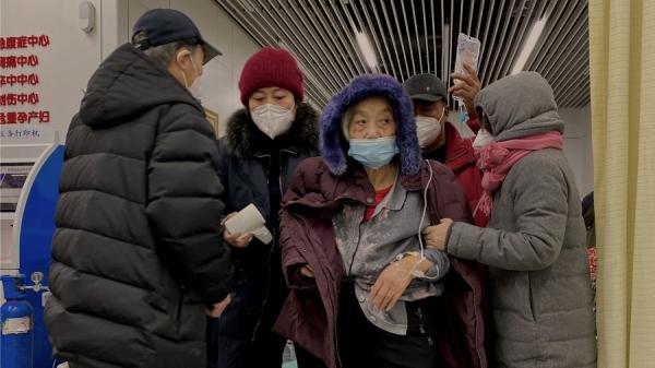 2022年12月28日染疫患者在天津南开医院就医。（图片来源：NOEL CELIS/AFP via Getty Images）