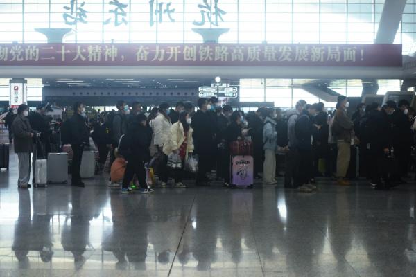 2023年1月7日浙江省杭州火车东站出现大批民众搭乘火车。（图片来源：STR/AFP via Getty Images）