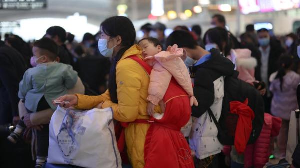 2023年1月7日重庆西站大批民众搭乘火车。（图片来源：STR/AFP via Getty Images）