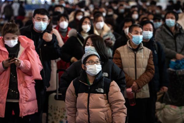 2023年1月7日武汉乘客抵达汉口火车站。（图片来源：STR/AFP via Getty Images）