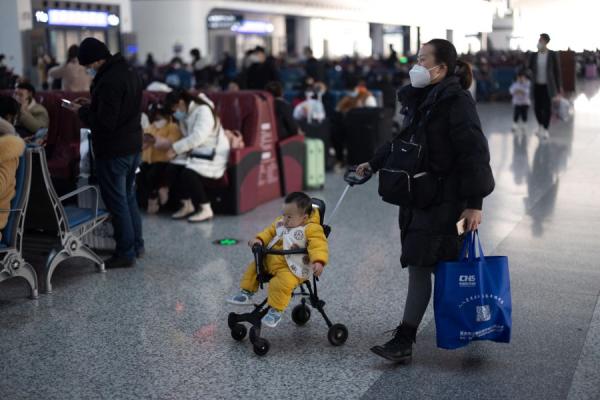 2023年1月7日重庆乘客抵达重庆西站。 （ 图片来源：STR/AFP via Getty Images）