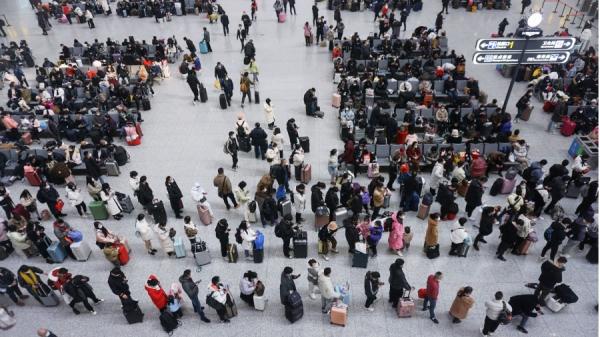2023年1月7日浙江省杭州火车东站出现大批乘客返乡。（图片来源：STR/AFP via Getty Images）