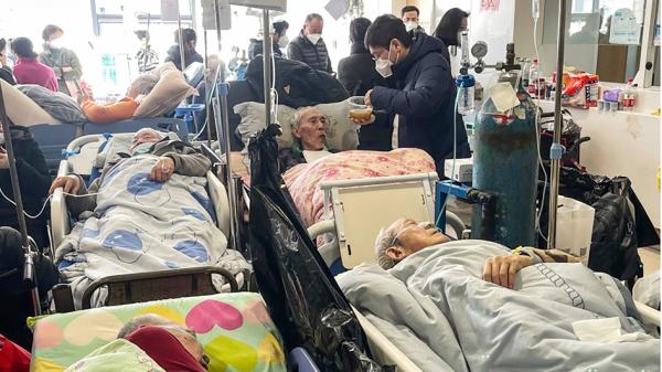 2023年1月3日，上海同仁医院内可见大批病患。（HECTOR RETAMAL/AFP via Getty Images）