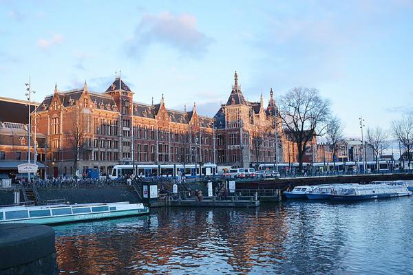 阿姆斯特丹中央车站侧面（Paul Arps/Wikipedia/CC BY 2.0）