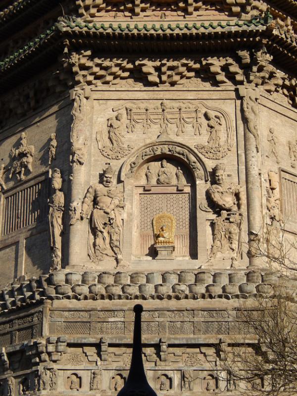 塔身南面的拱门及两侧天王。拱内上方位主尊大日如来，依《华严经》左右胁侍为文殊菩萨、普贤菩萨。下方有一砖砌须弥座，座上原有一像，依《圆觉经》为问道菩萨像。2011年新放置一金色佛像。