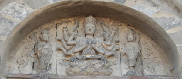 依《准提经》，塔身北面拱内的准菩提像，两侧为二胁侍菩萨。