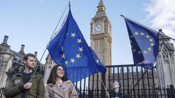 2023年1月31日是英国脱欧3周年，反对英国脱欧的活动人士在伦敦国会大厦外举行活动。（Carl Court/Getty Images）