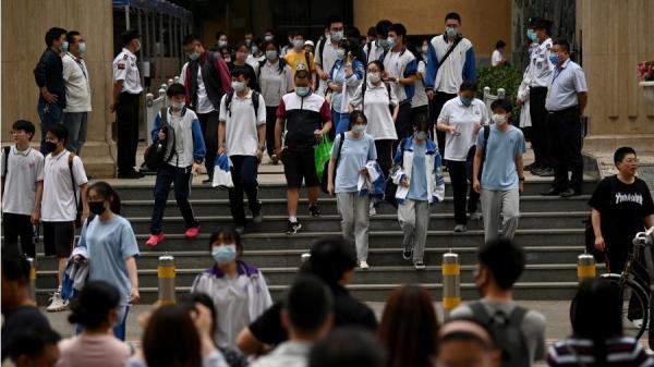 2021年7月7日北京参加高考的学生们离校。（图片来源：Getty Images）