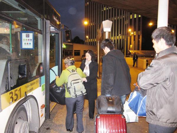 2012年11月7日，《看中国》时报社长Patricia Chen女士（左二）在Gallieni送薛家亲属搭乘开往戴高乐机场的巴士。（摄影：林莲怡/看中国）