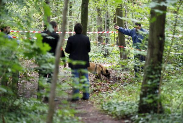 2012年6月16日，张慧向法国警方自首承认杀害并碎尸薛良思夫妇，6月18日警方继续在万森森林寻找其他尸块。（KENZO TRIBOUILLARD/AFP via Getty Images）