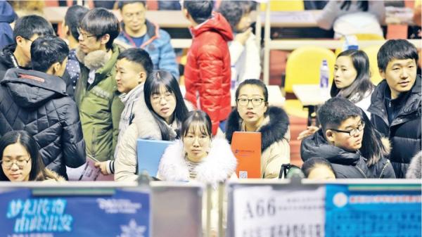 中国某地一招聘会现场挤满大学生。（图片来源：Getty Images）