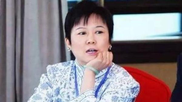 矢板明夫曾采访过李小林，因此获悉习近平与刘亚洲夫妇之间的一段秘闻。