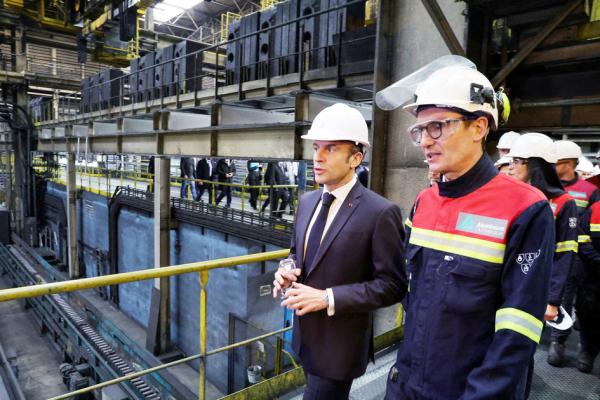 5月12日，法国总统马克龙（左）参观了位于法国敦刻尔克（Dunkerque）的铝厂。台湾辉能科技将投资52亿欧元建造一座巨型电池工厂，并创造3000个就业机会。（PASCAL ROSSIGNOL/POOL/AFP via Getty Images）