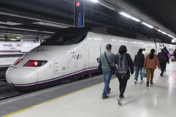 西班牙的火车（JOSEP LAGO/AFP via Getty Images）