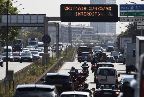 巴黎地区的Crit'air限行指示牌（ALAIN JOCARD/AFP via Getty Images）