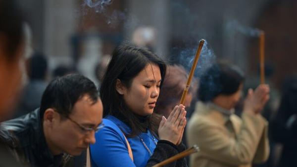 因为就业及生活压力，中国大陆越来越多的年轻人进入寺庙参拜祈福，（图片来源：PETER PARKS/AFP via Getty Images）