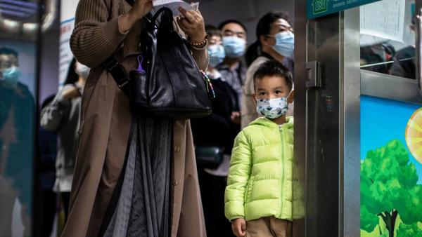 2021年11月18日，武汉一名儿童在接种新冠疫苗。（Getty Images）