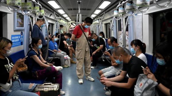 北京地铁里的人们。（图片来源：Getty Images）