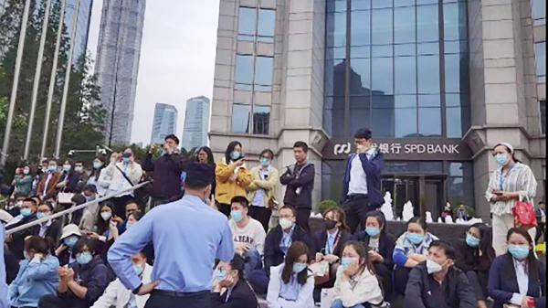 2023年5月11日，上海浦发银行的大批员工聚集门口。