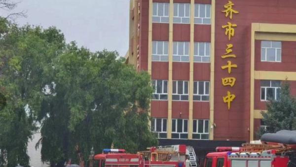 齐齐哈尔市龙沙区第34中学一个体育馆楼顶突然发生坍塌。（图片来源：网络图片）