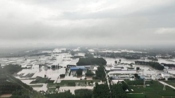 2023年8月1日，中国河北省北部保定市涿州市暴雨过后被淹没的建筑和街道的全貌。(CNS/AFP via Getty Images)